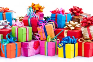 Pile de paquets cadeaux colorés