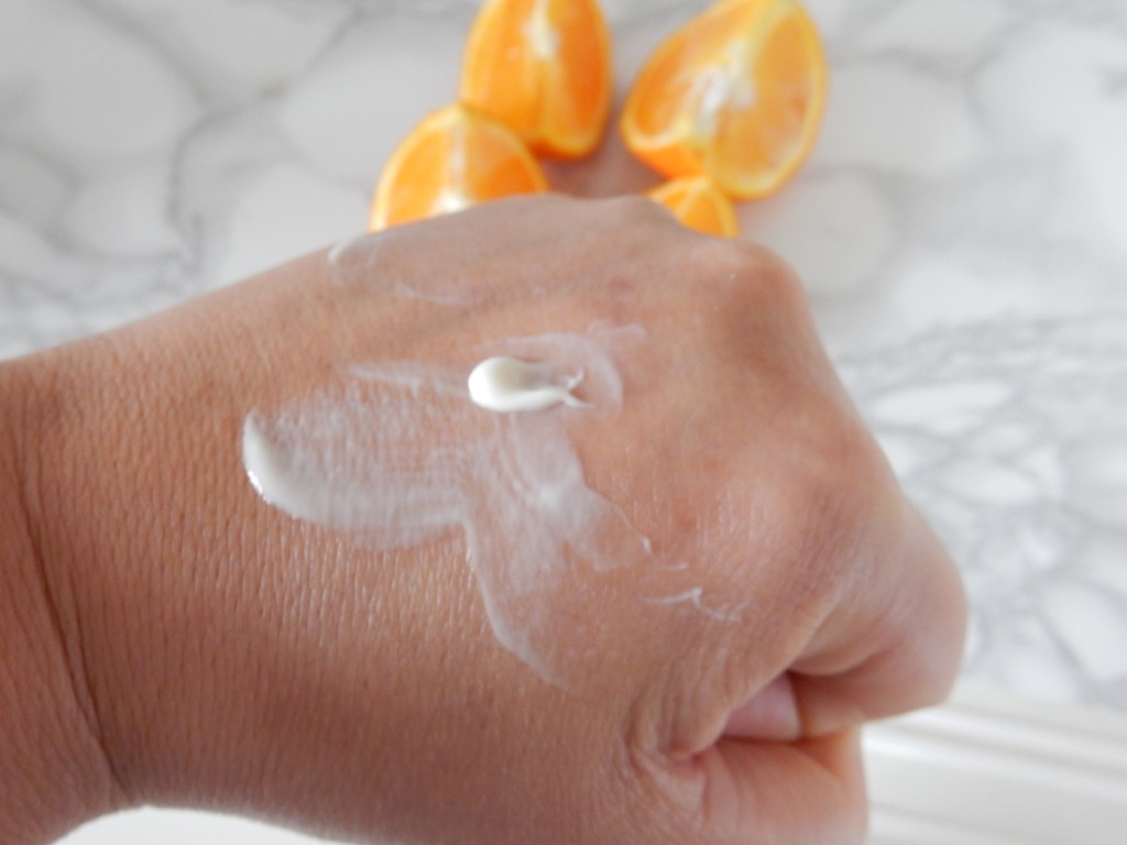 Beauty report Vital C serum hand (Medium)