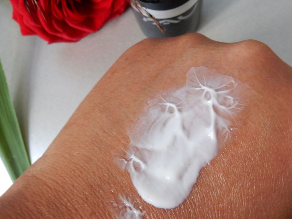 Rau Cosmetics creme uitgesmeerd