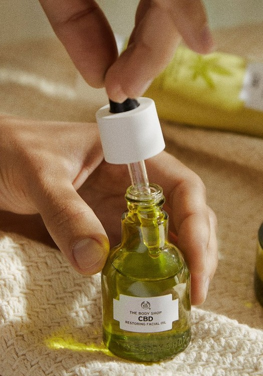 CBD essentials brengt de gestreste huid tot rust