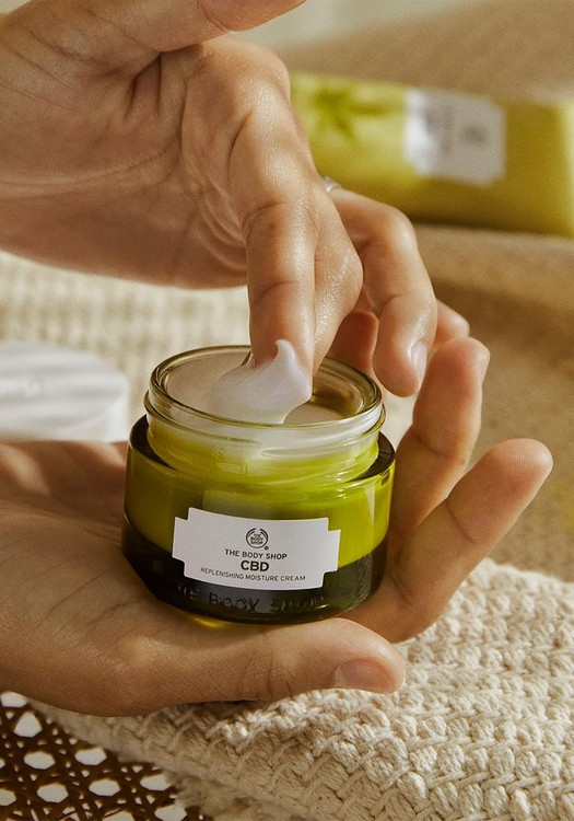 CBD essentials brengt de gestreste huid tot rust