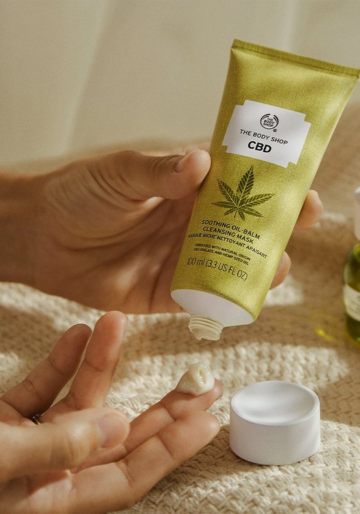 CBD essentials brengt de gestreste huid tot rust