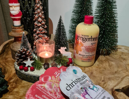 Niets is zo lekker tijdens koude winterdagen als een warm bad vol heerlijk geurend en verzorgend badzout of een uitgebreide warme douche. Treaclemoon™ maakt deze momenten nóg fijner dankzij royale flacons met heerlijk geurende Bath & Shower Gels. Deze winter zijn er ook vier heerlijke geurende badzouten in vrolijke sachets. De grappige en originele teksten op de verpakkingen nemen je mee in een wereld waar fantasie oneindig is en waarin je even heerlijk kunt wegdromen in de wereld van Kerst, feestdagen en Winter Wonderland.