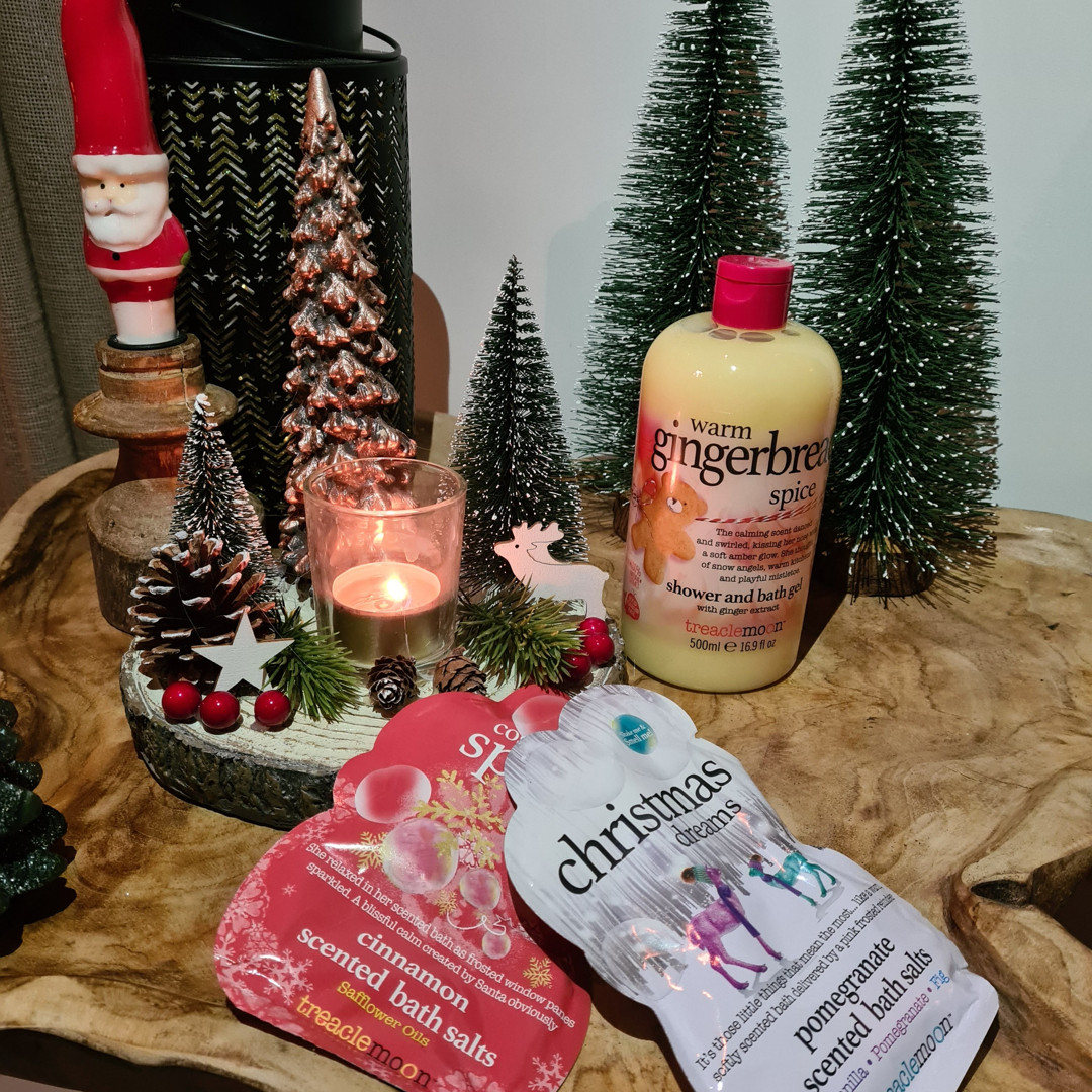 Niets is zo lekker tijdens koude winterdagen als een warm bad vol heerlijk geurend en verzorgend badzout of een uitgebreide warme douche. Treaclemoon™ maakt deze momenten nóg fijner dankzij royale flacons met heerlijk geurende Bath & Shower Gels. Deze winter zijn er ook vier heerlijke geurende badzouten in vrolijke sachets. De grappige en originele teksten op de verpakkingen nemen je mee in een wereld waar fantasie oneindig is en waarin je even heerlijk kunt wegdromen in de wereld van Kerst, feestdagen en Winter Wonderland.
