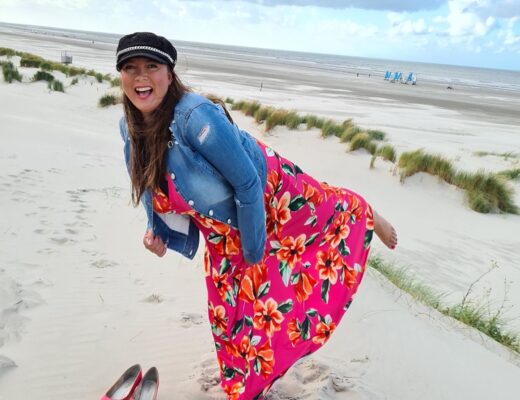 Hoe combineer je een pet met verschillende kledingstijlen voor een modieus effect?
